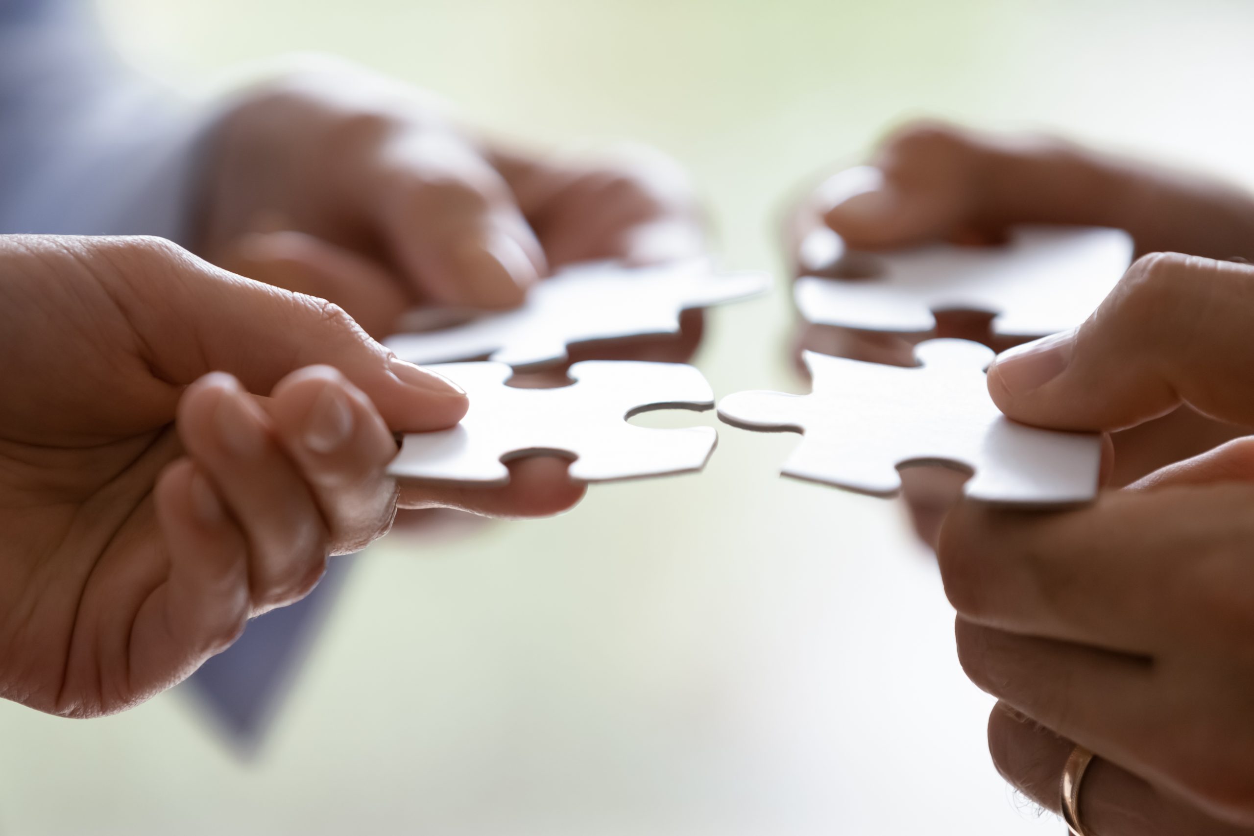 Persone che collaborano unendo i pezzi di un progetto